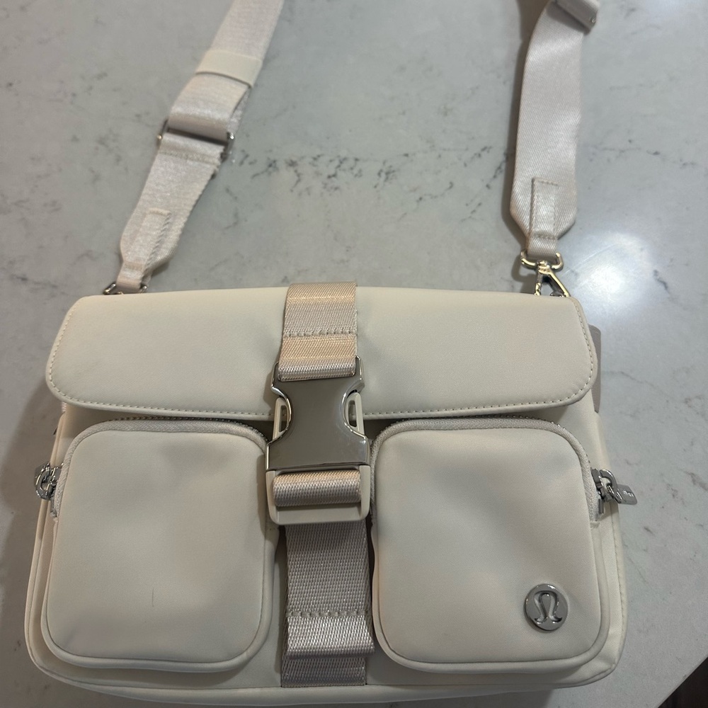 Lululemon Wunderlust multipocket crossbody bag 3L light ivory